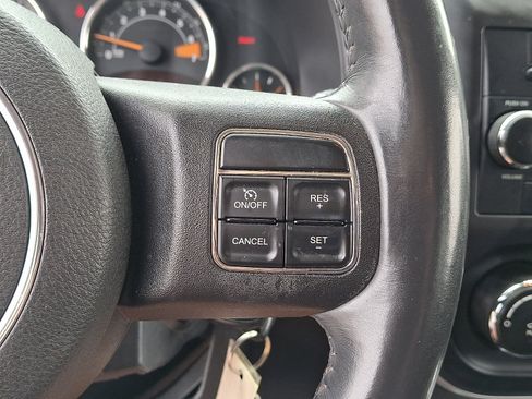 Used 2014 Jeep Compass Latitude FWD image 20