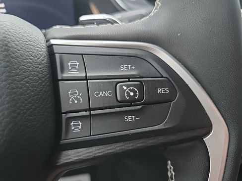 Used 2024 Jeep Grand Cherokee Altitude image 40