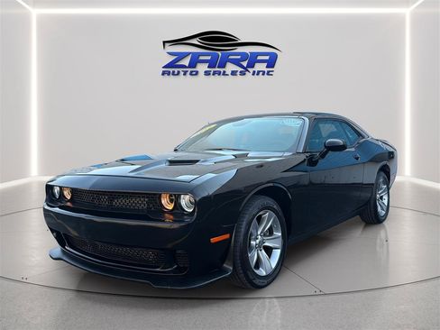 Used 2022 Dodge Challenger SXT RWD image 3