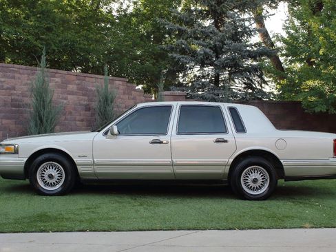Used 1997 Lincoln Town Car Signature RWD image 6
