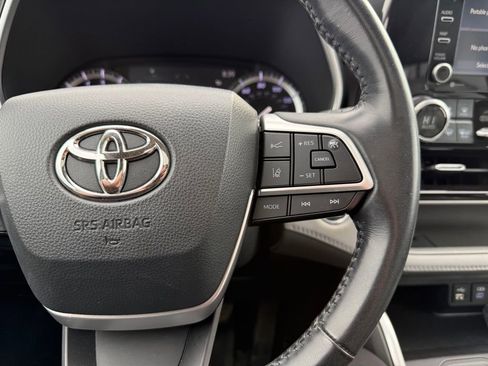 Used 2022 Toyota Highlander XLE image 12