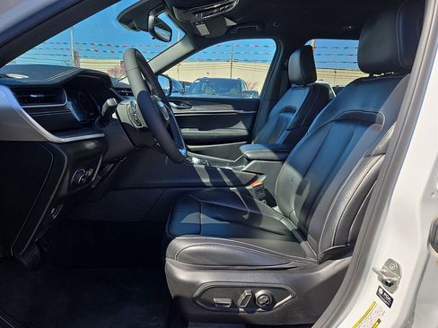 Used 2024 Jeep Grand Cherokee Limited image 13