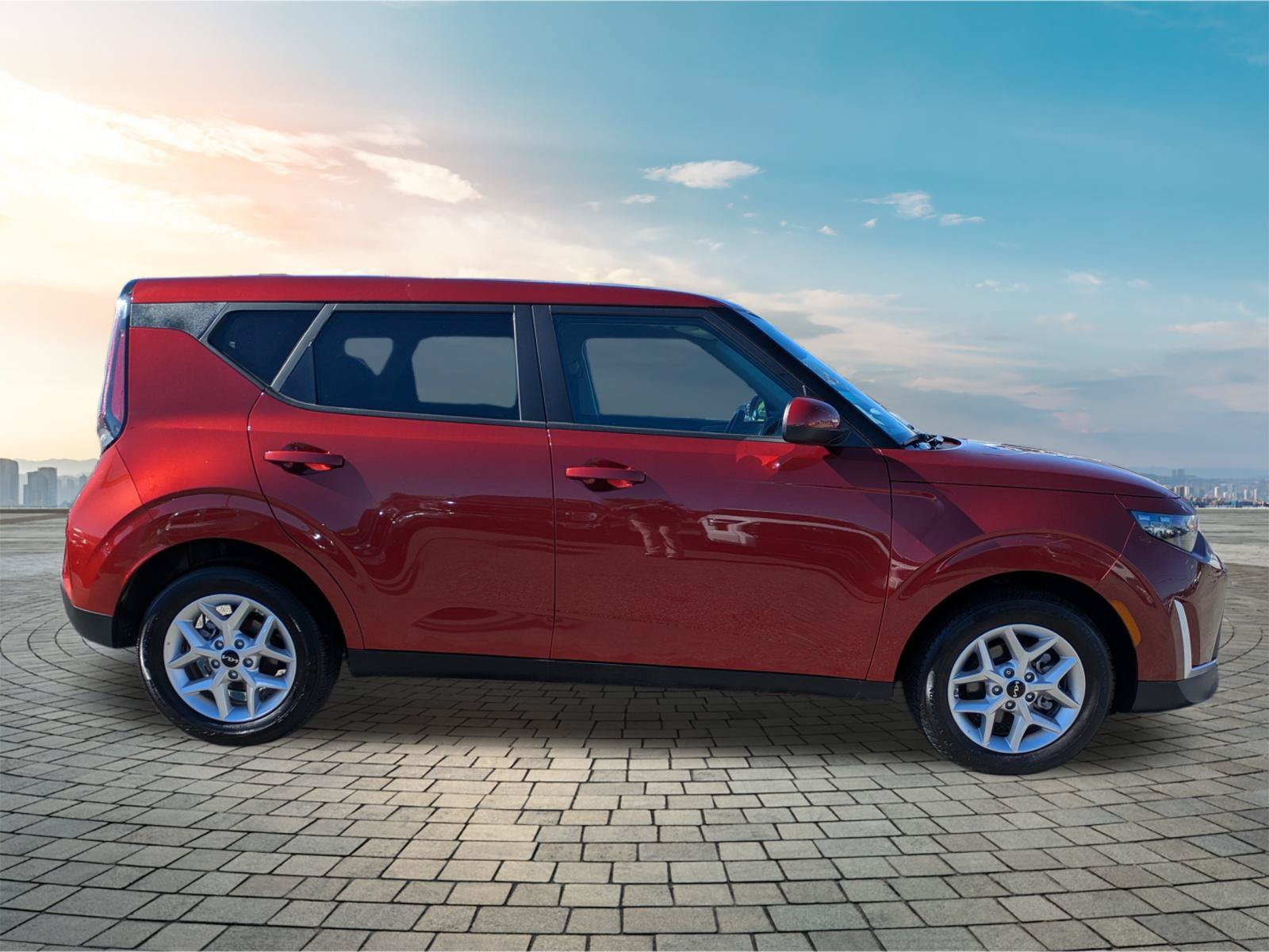 Used 2025 Kia Soul LX w/ LX Technology Package FWD image 4