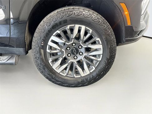 Used 2025 Chevrolet Suburban Z71 AWD/4WD image 36
