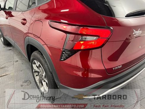 Used 2025 Chevrolet Trax LT FWD image 13