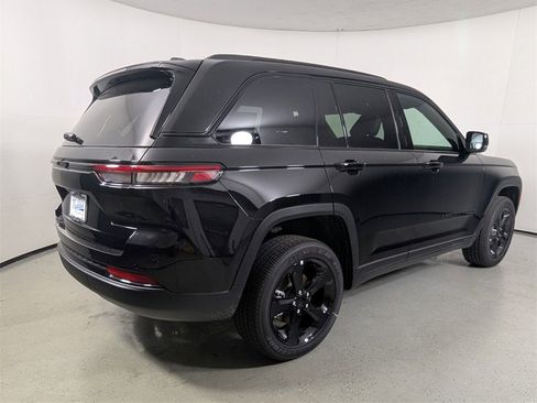 New 2025 Jeep Grand Cherokee Altitude image 7