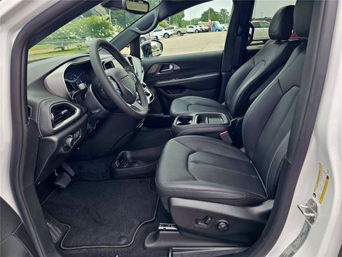 New 2027 Chrysler Pacifica Select FWD image 16