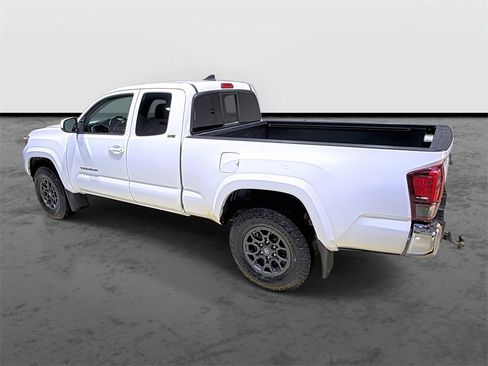 Used 2018 Toyota Tacoma SR5 image 2