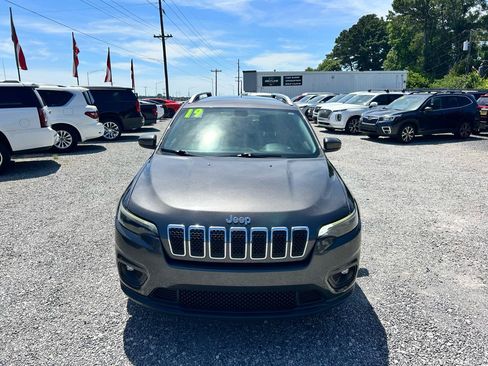 Used 2019 Jeep Cherokee Latitude Plus w/ Comfort/Convenience Group FWD image 15