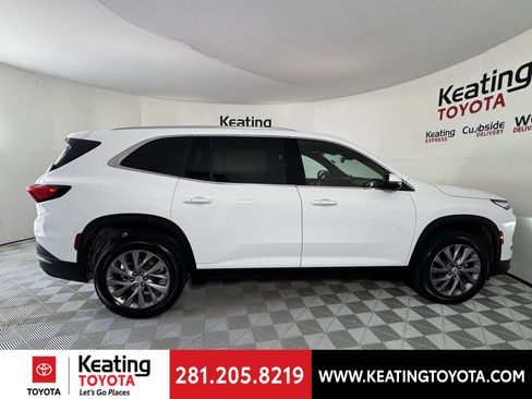 Used 2025 Buick Enclave Preferred image 4