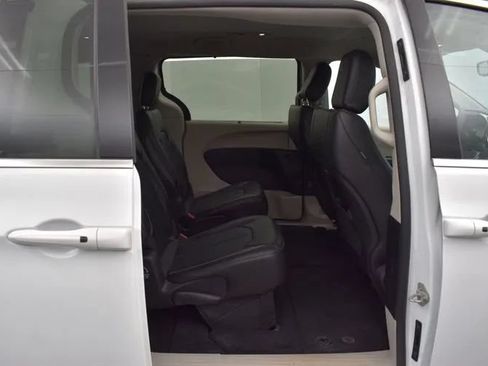 Used 2024 Chrysler Pacifica Touring-L FWD image 18