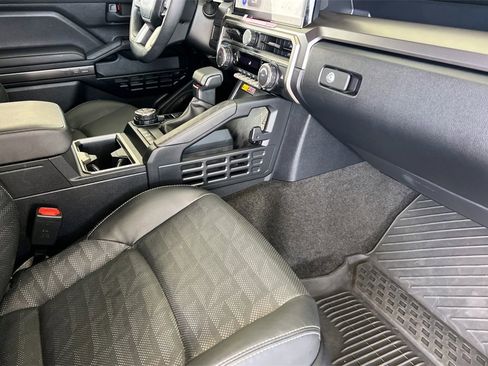 Certified 2025 Toyota 4Runner TRD Off-Road Premium image 18