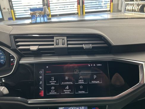 Used 2025 Audi Q3 2.0T Premium image 28