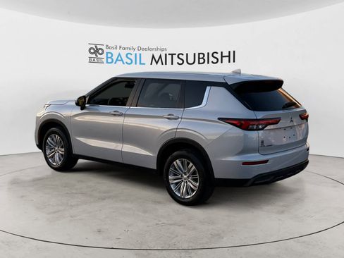 Used 2024 Mitsubishi Outlander ES image 3