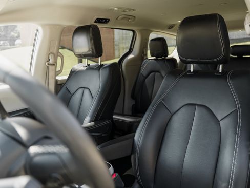 Used 2024 Chrysler Pacifica Touring-L FWD image 19