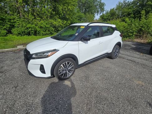 Used 2024 Nissan Kicks SR w/ SR Premium Package FWD image 2