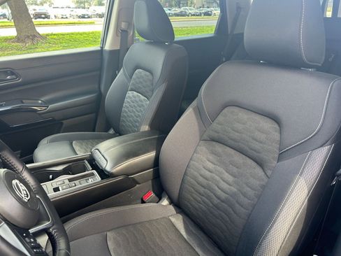 Used 2025 Nissan Pathfinder SV image 36