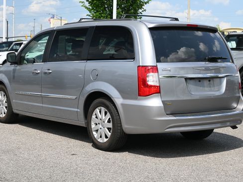 Used 2016 Chrysler Town & Country Touring FWD image 10