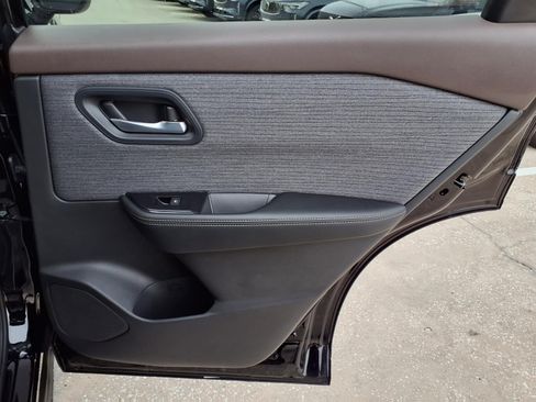 Used 2023 Nissan Rogue SV FWD image 13
