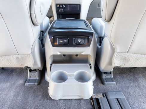 Used 2018 Toyota Sienna XLE image 28