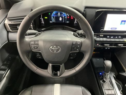 Used 2025 Toyota Camry SE image 6