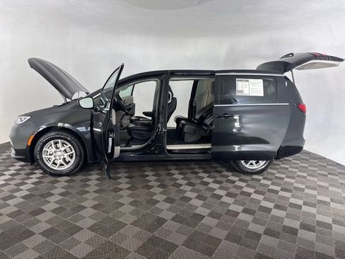Used 2023 Chrysler Pacifica Touring-L FWD image 9