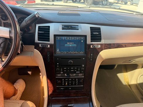 Used 2007 Cadillac Escalade EXT w/ Information Package AWD/4WD image 17