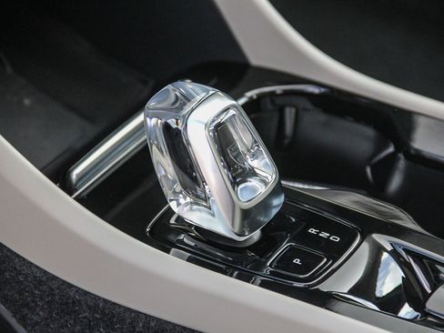 Used 2025 Volvo XC40 B5 Plus w/ Protection Package Premier image 22