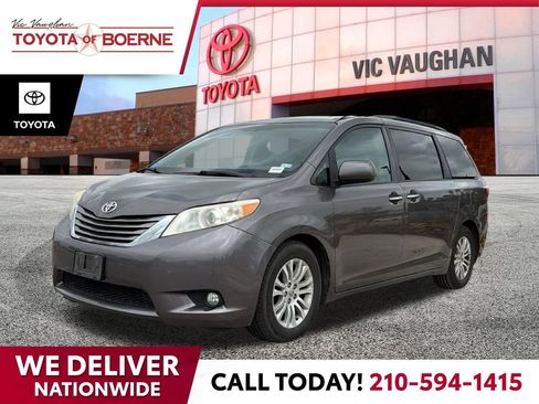 Used 2016 Toyota Sienna XLE image 1