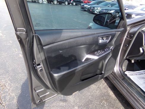 Used 2016 Toyota Camry SE image 9