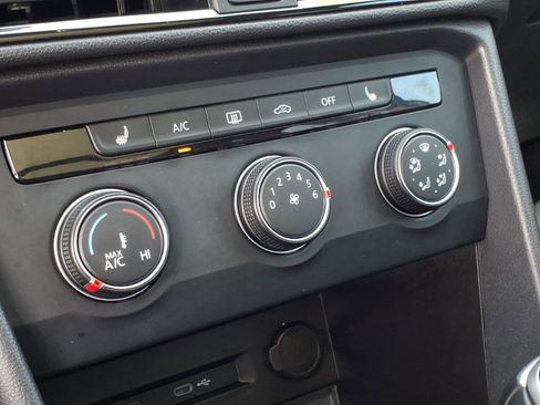 Certified 2022 Volkswagen Taos SE image 30