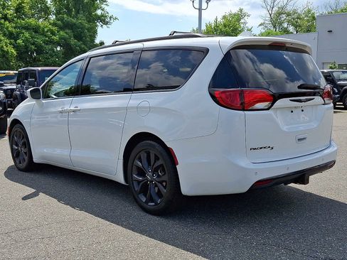 Used 2020 Chrysler Pacifica Touring-L w/ S Appearance Package FWD image 4