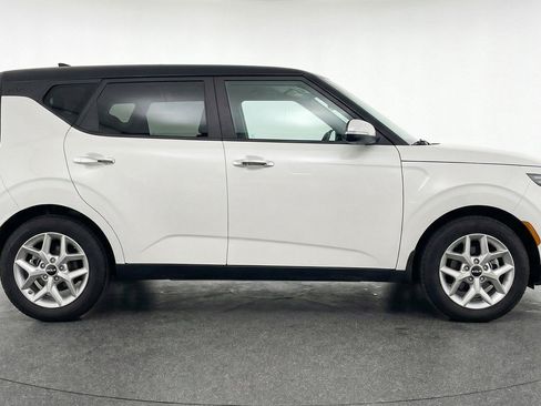 Used 2025 Kia Soul LX w/ LX Technology Package FWD image 11