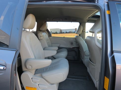 Used 2011 Toyota Sienna XLE image 40