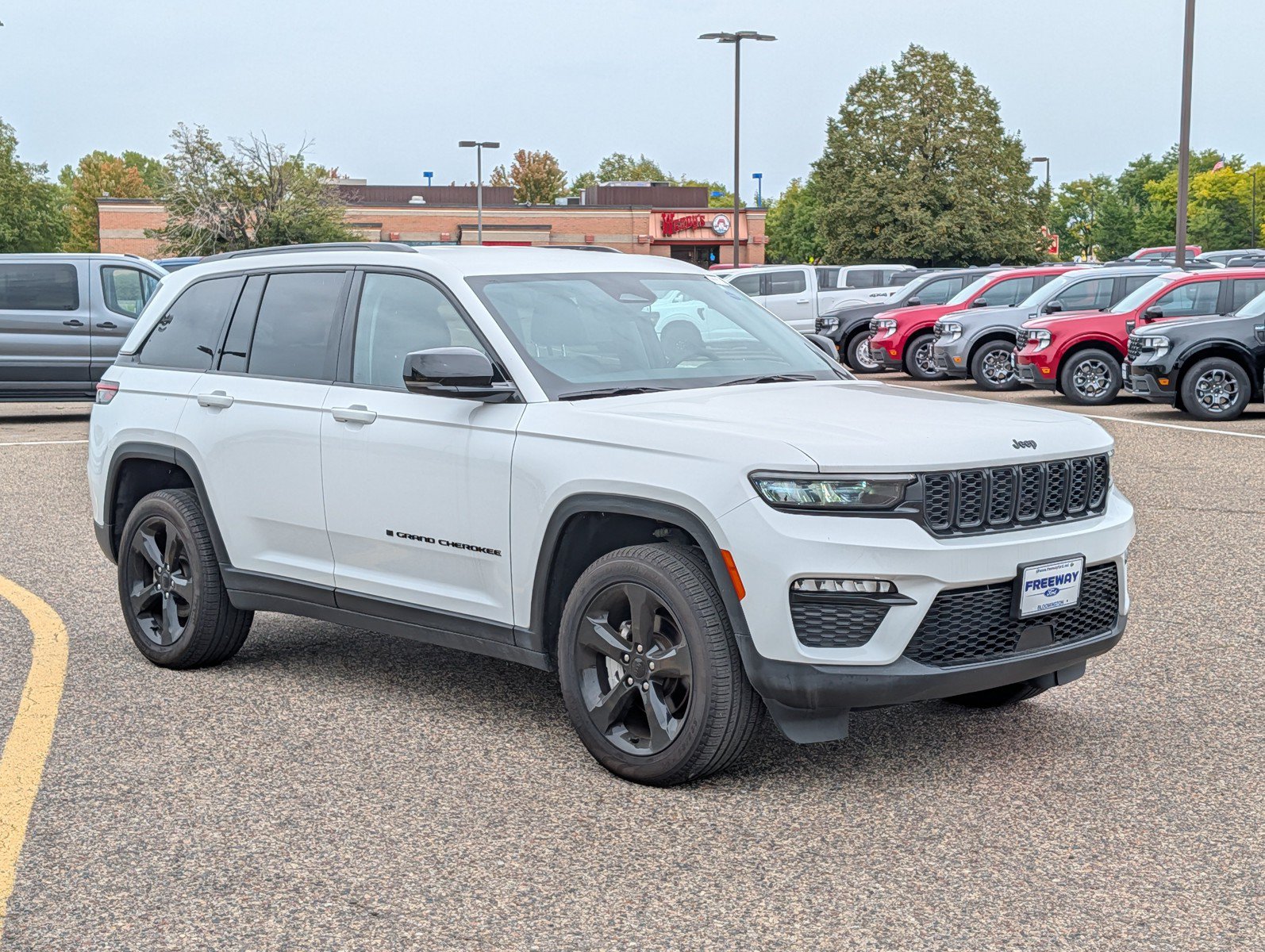 Used 2023 Jeep Grand Cherokee Limited w/ Black Appearance Package AWD/4WD image 7