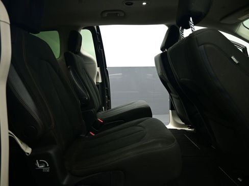 Used 2018 Chrysler Pacifica Touring Plus image 29