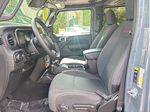 Used 2025 Jeep Wrangler Unlimited Rubicon AWD/4WD image 14