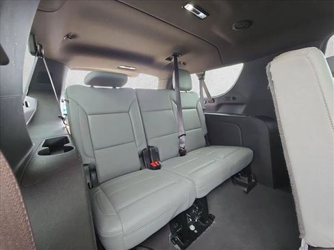 Used 2024 Chevrolet Suburban LT RWD image 17