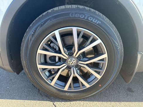 Used 2019 Volkswagen Tiguan SE w/ Panoramic Sunroof Package image 10