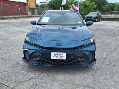 Used 2025 Toyota Camry SE w/ Convenience Package image 2