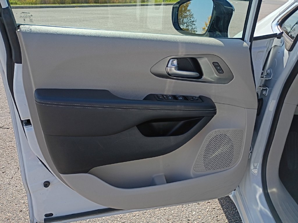 Used 2024 Chrysler Pacifica Touring-L FWD image 30