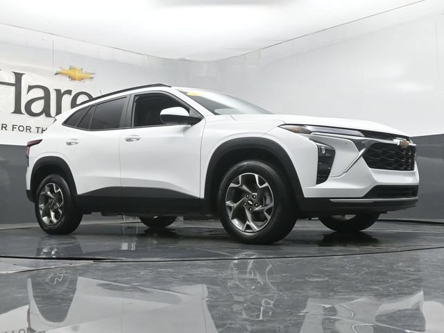 Used 2025 Chevrolet Trax LT FWD image 2