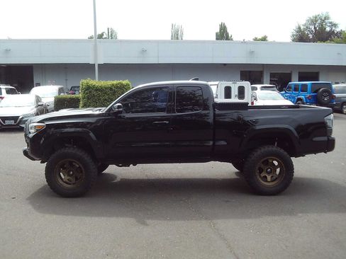 Used 2016 Toyota Tacoma TRD Sport w/ Towing Package AWD/4WD image 2