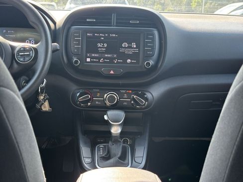 Used 2025 Kia Soul LX w/ LX Technology Package FWD image 17