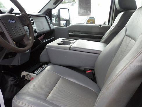 Used 2014 Ford F550 2WD Regular Cab Super Duty image 26