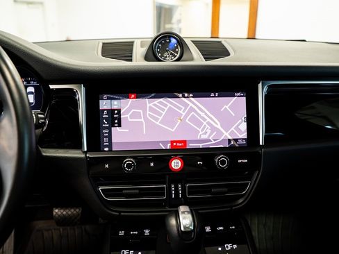 Used 2024 Porsche Macan image 32