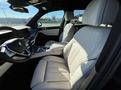 Used 2024 BMW X7 xDrive40i w/ Premium Package image 17