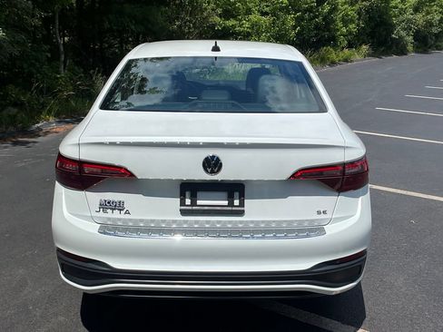 Used 2023 Volkswagen Jetta SE w/ Panoramic Sunroof Package FWD image 4