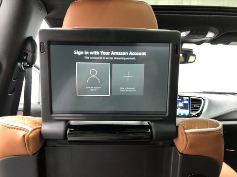 Used 2024 Chrysler Pacifica Pinnacle w/ Trailer Tow Group image 18