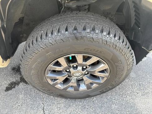 Used 2020 Toyota Tacoma SR5 AWD/4WD image 13